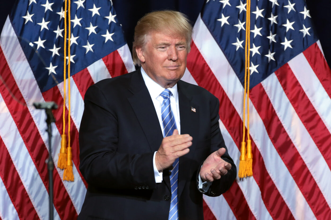 Os primeiros 100 dias do poder ilimitado de Trump têm o mundo em suspense